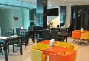 Breakfast, lunch, dinner served; international cuisine  - Ido Boutique Suite Hat Yai (Hat Yai)