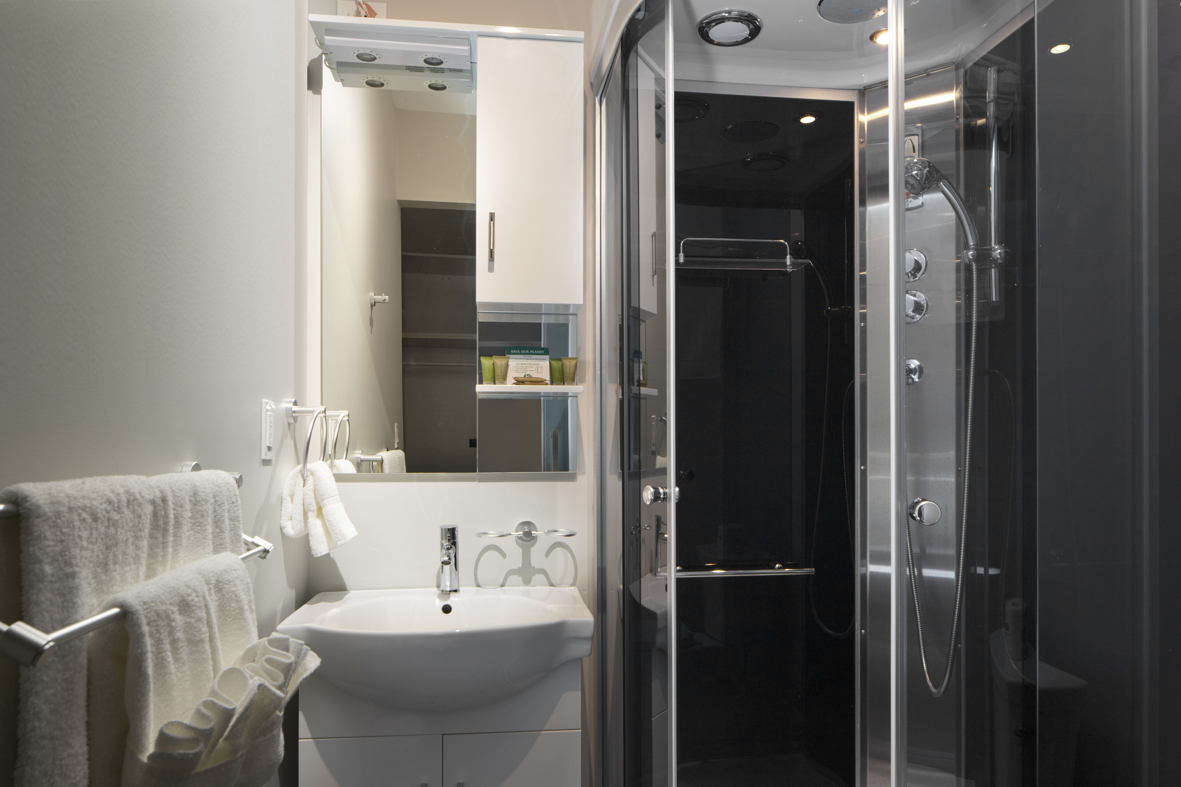 Ducha, artículos de tocador gratuitos, secador de pelo, toallas