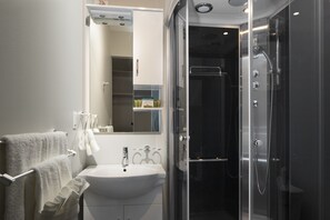 Douche, articles de toilette (gratuits), séchoir à cheveux