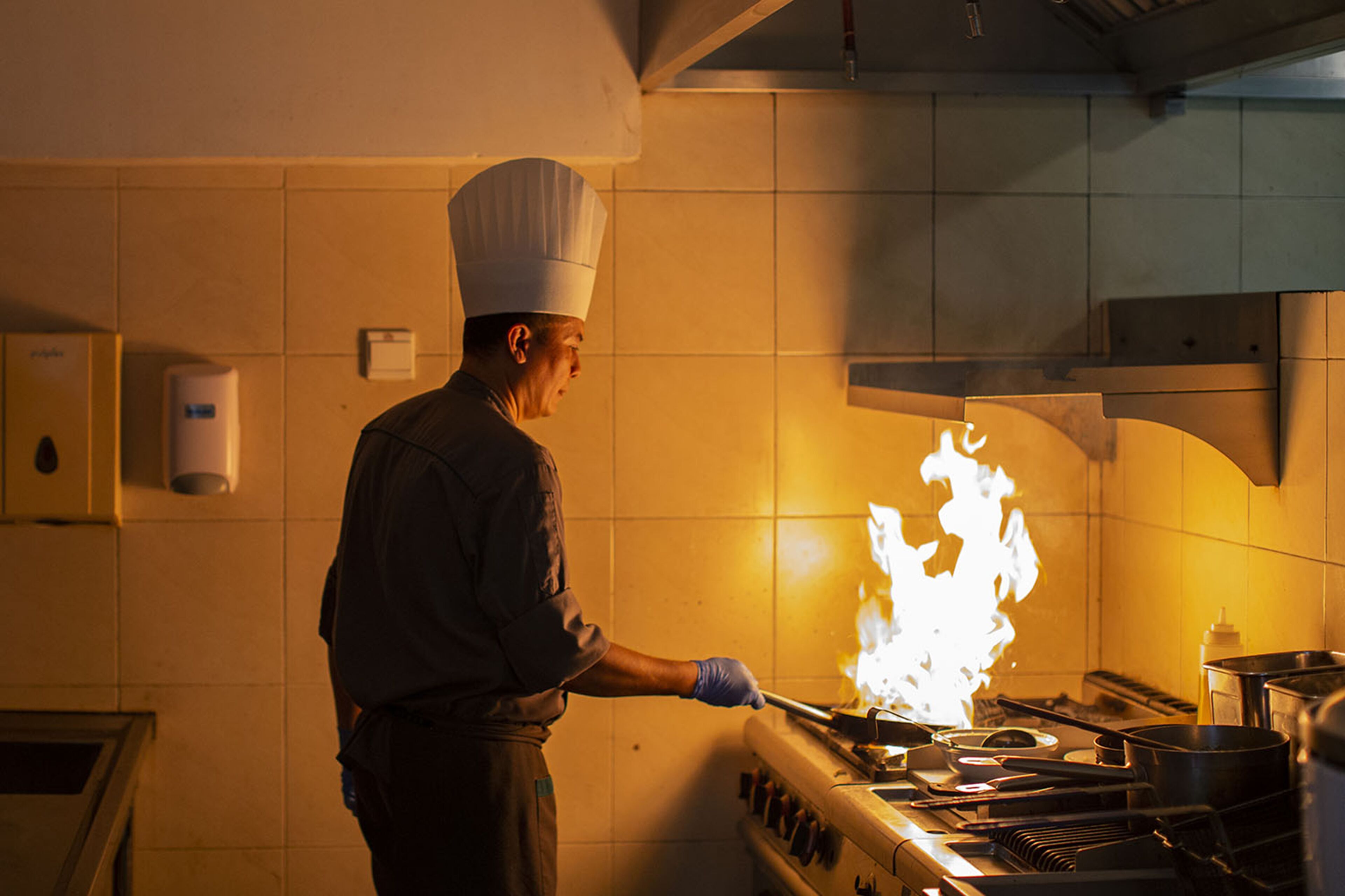 breakfast, lunch, dinner served; international cuisine