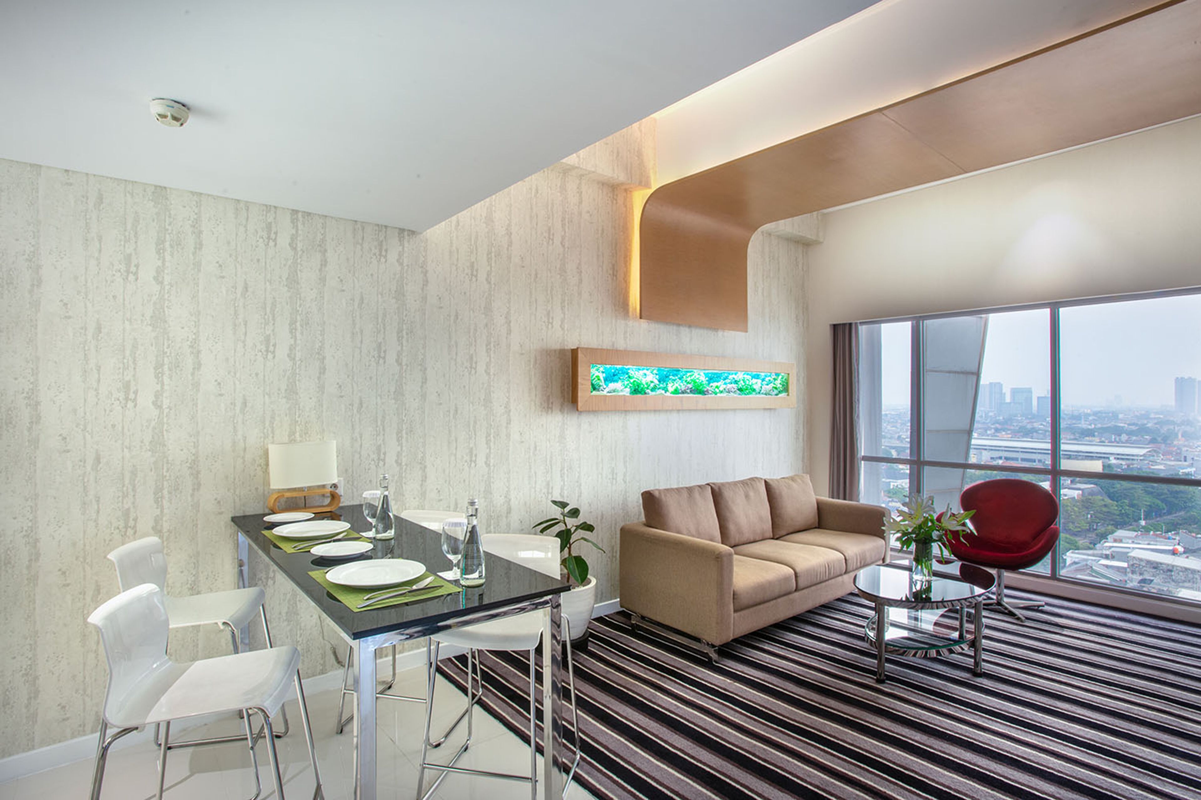 THE 1O1 Suite | 迷你吧、客房内保险箱、办公桌、熨斗/熨板