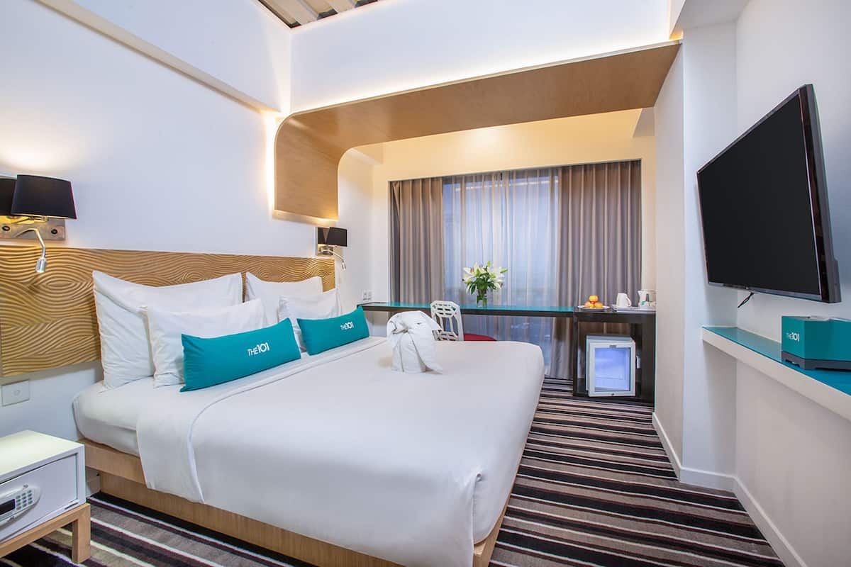 Minibar, in-room safe, desk, iron/ironing board