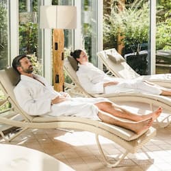 Behandelingskamers voor koppels, een sauna, een bubbelbad, een stoombad