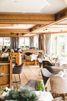 2 restaurantes; se sirve desayuno, almuerzo y cena