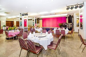 20 restaurants, breakfast, lunch, dinner served; Thai cuisine