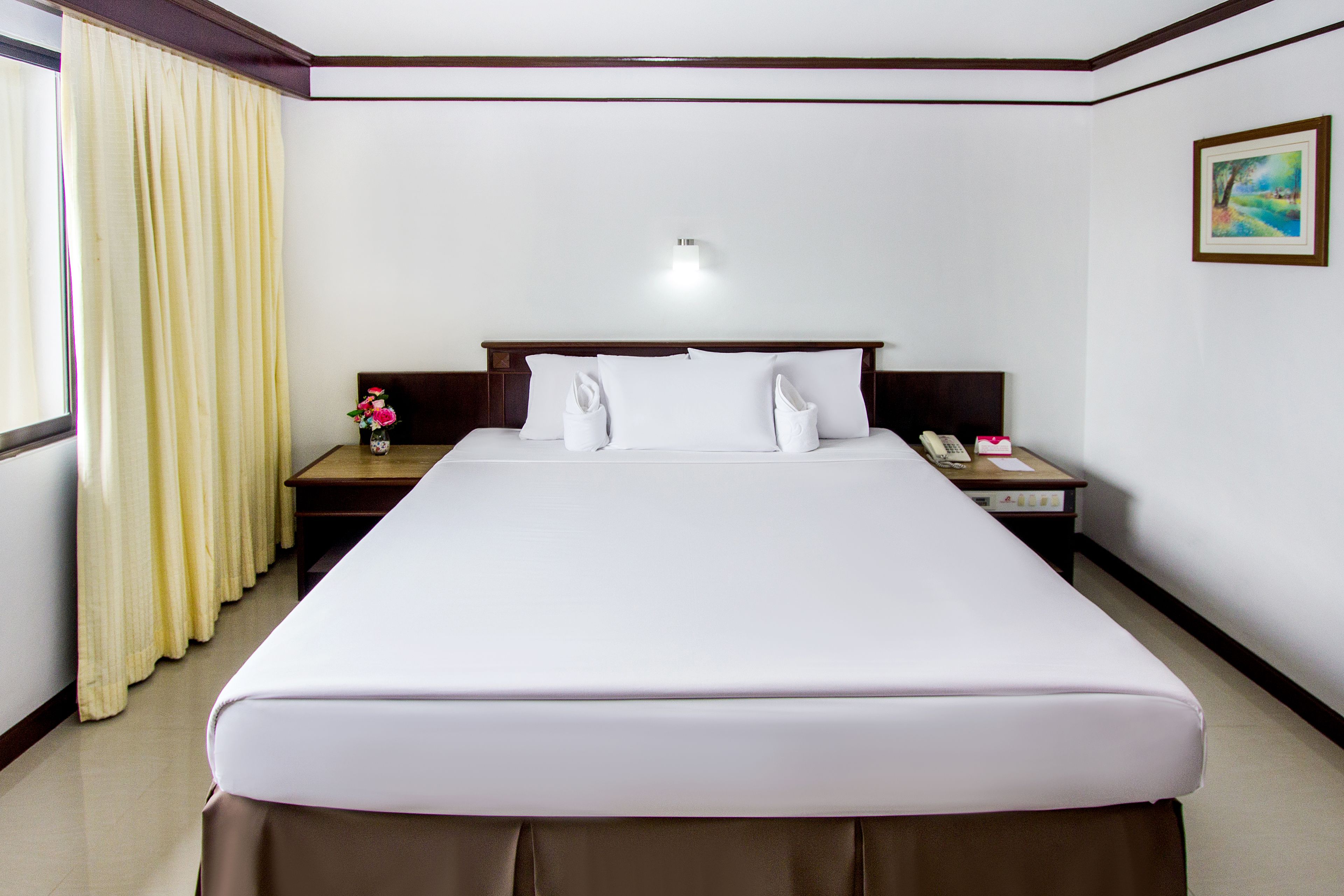 Minibar, rollaway beds, free WiFi