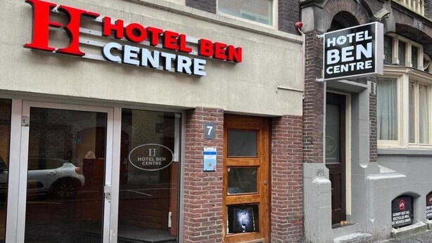 Entrada de un hotel con un cartel que dice "HOTEL BEN CENTRE" y el número "7" sobre la puerta.