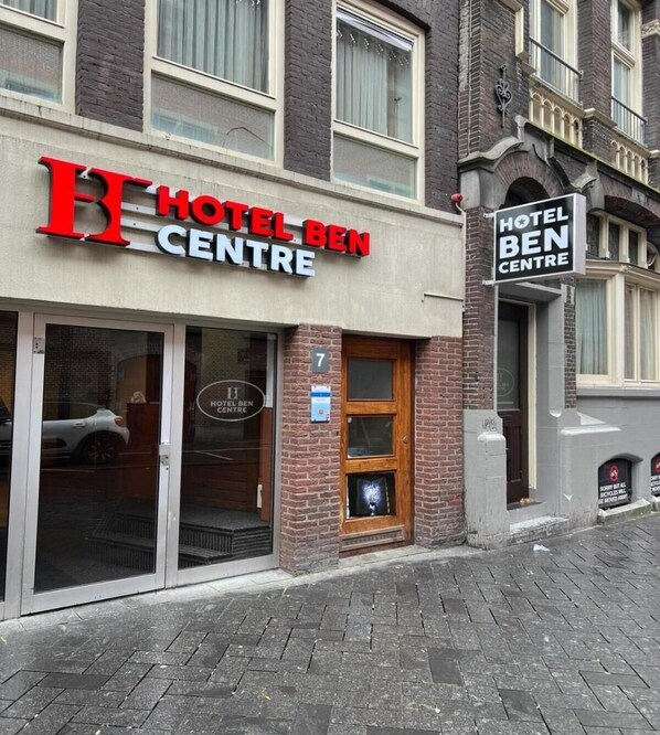 Exterior detail - Beursstraat (AMSTERDAM)