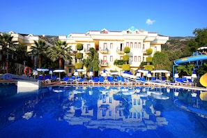 Outdoor pool, pool umbrellas, sun loungers