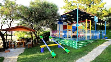 Área de juegos infantiles techada
