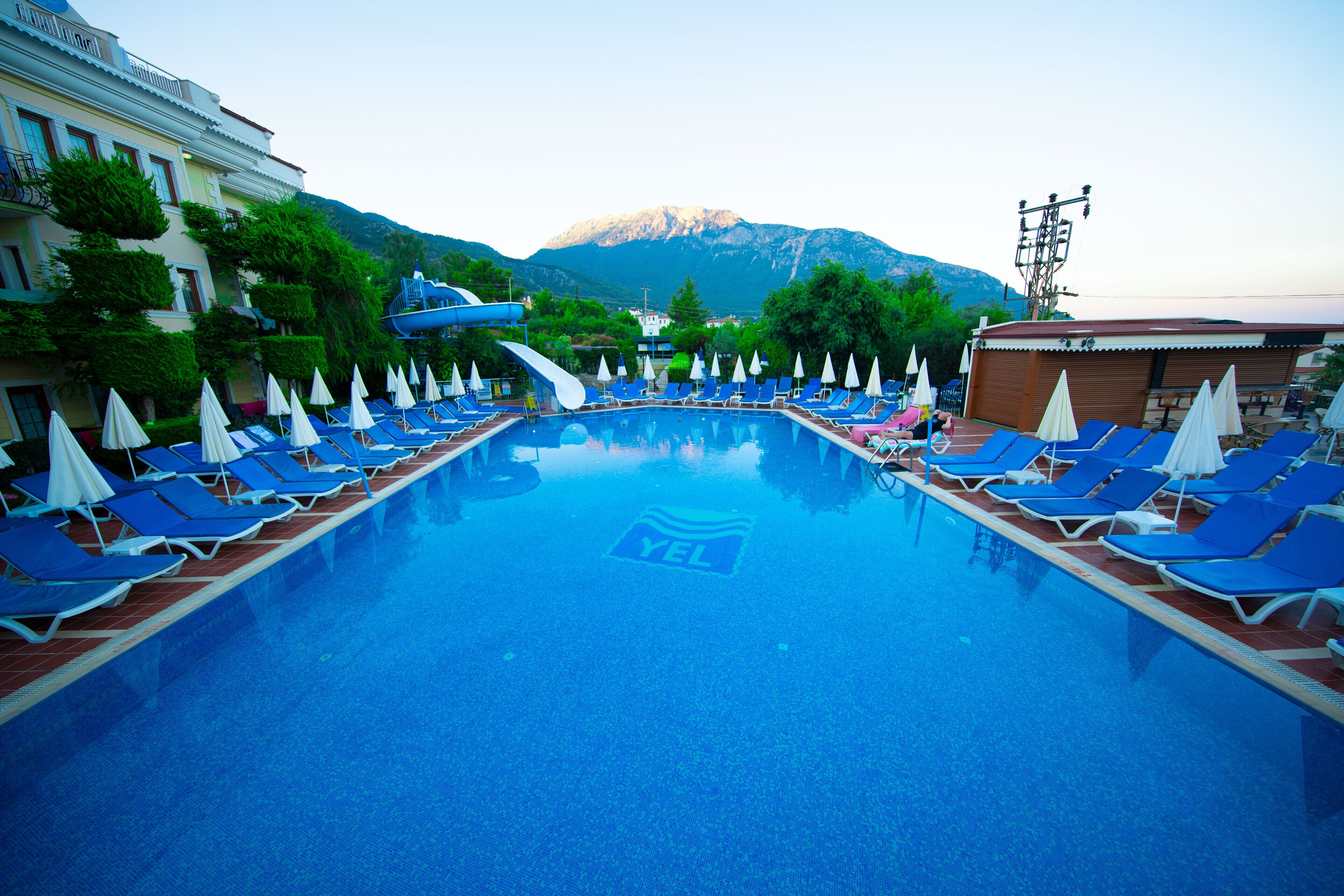 室外游泳池，池畔遮阳伞，日光浴躺椅