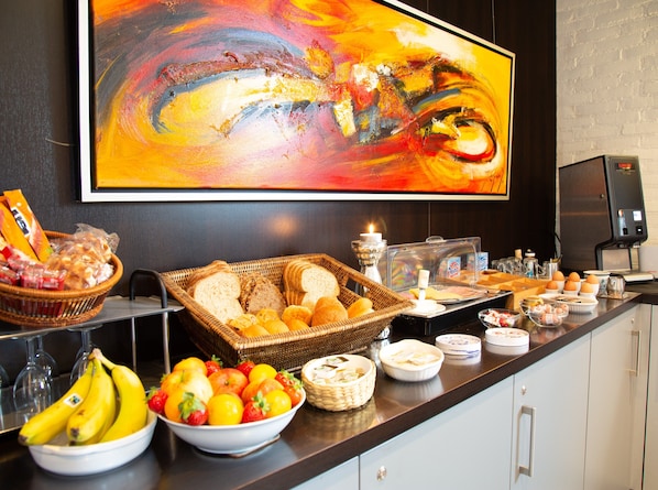 Free daily buffet breakfast