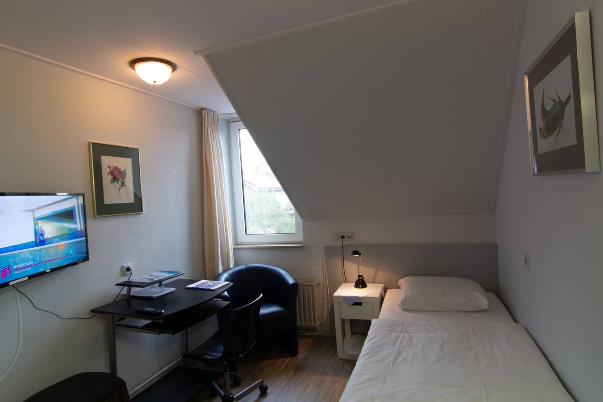 Habitación individual estándar, baño compartido | Escritorio, cunas gratuitas, camas supletorias y wifi gratis