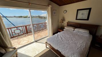 Quarto superior, sacada, vista para o mar