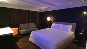 A modern hotel room with a large bed, a sofa, and a desk. - The Cloud Hotel Taichung (Taichung)