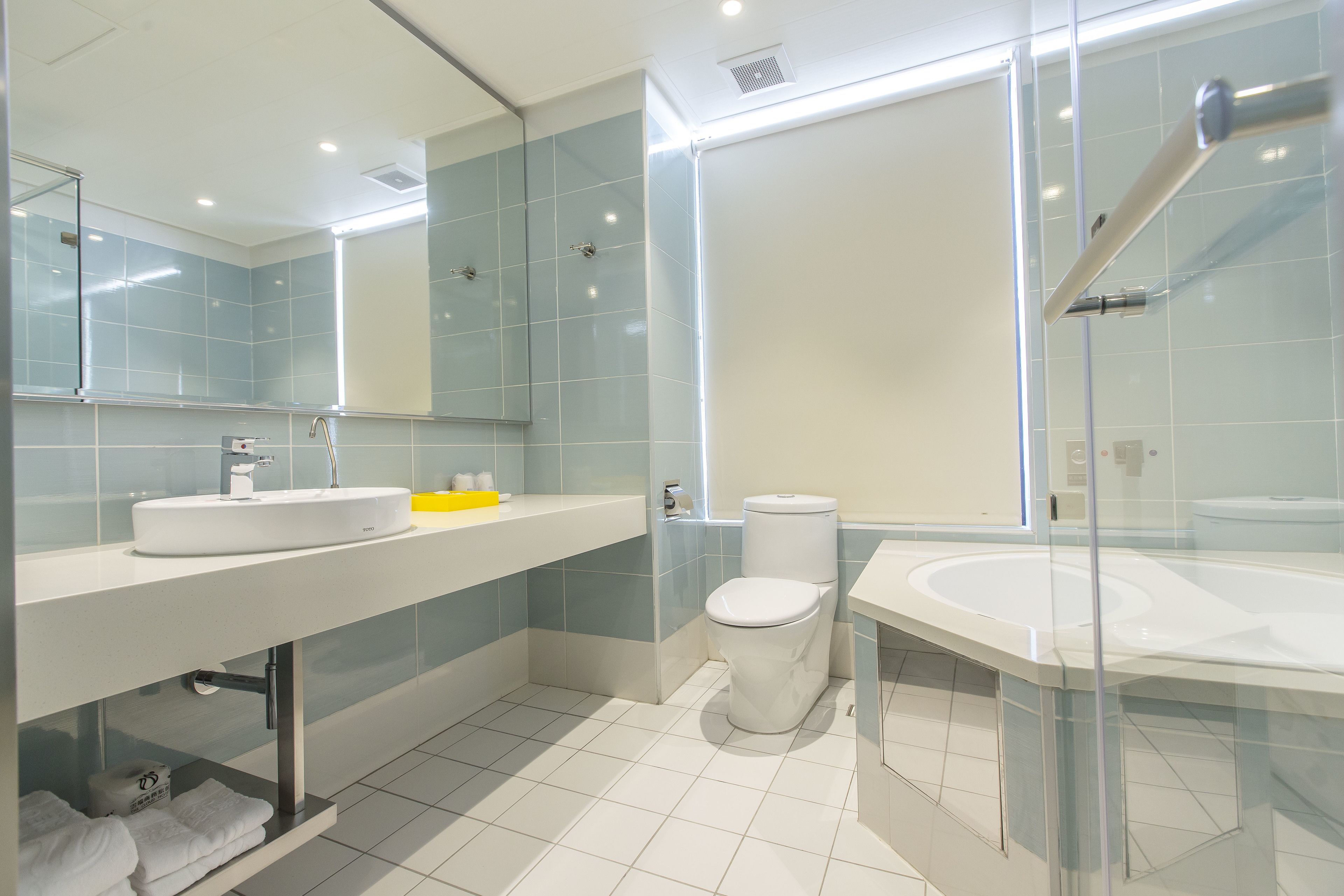 deluxe double room | bathroom | shower, free toiletries, hair dryer, slippers