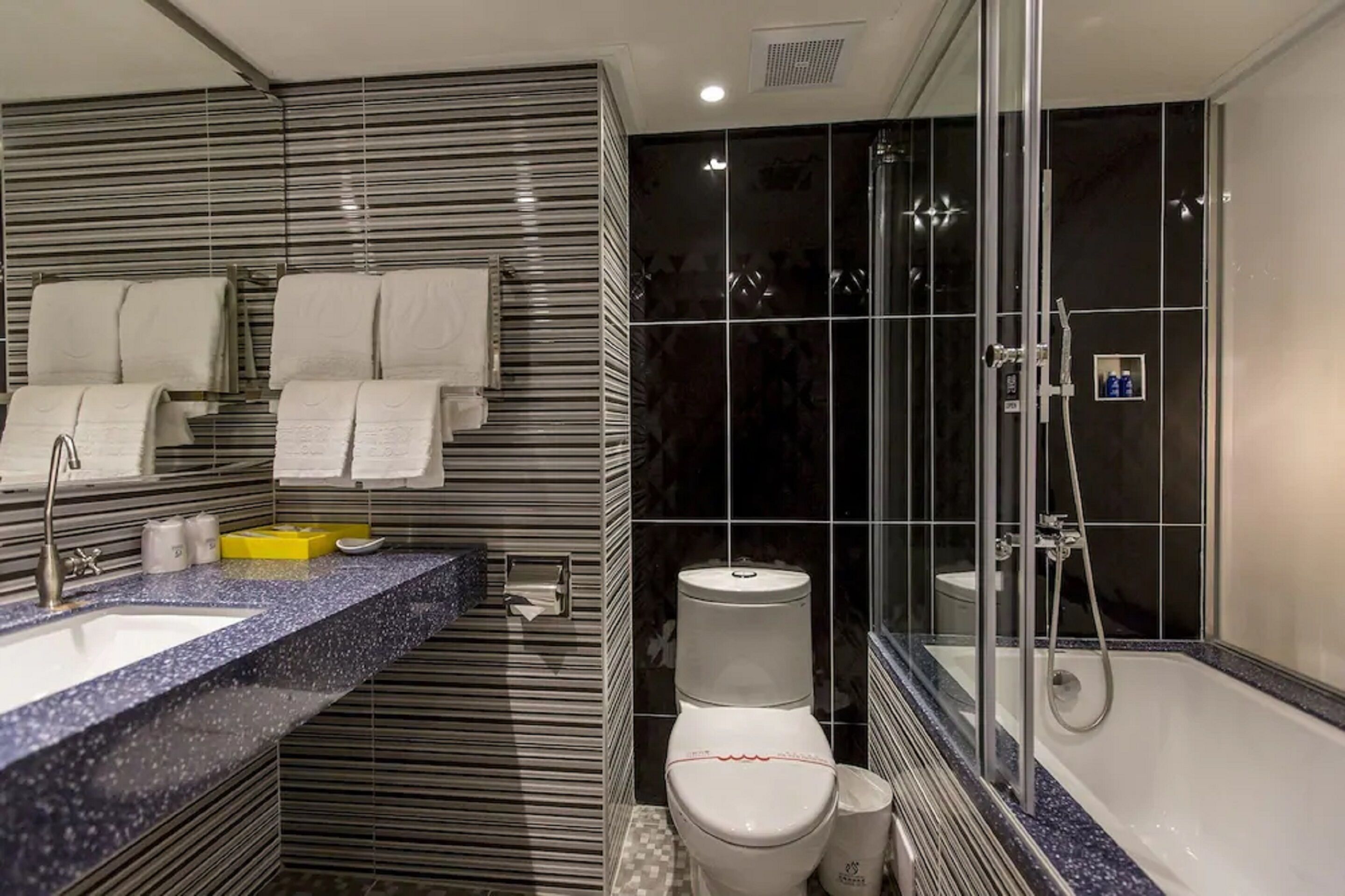 business double room | bathroom | shower, free toiletries, hair dryer, slippers
