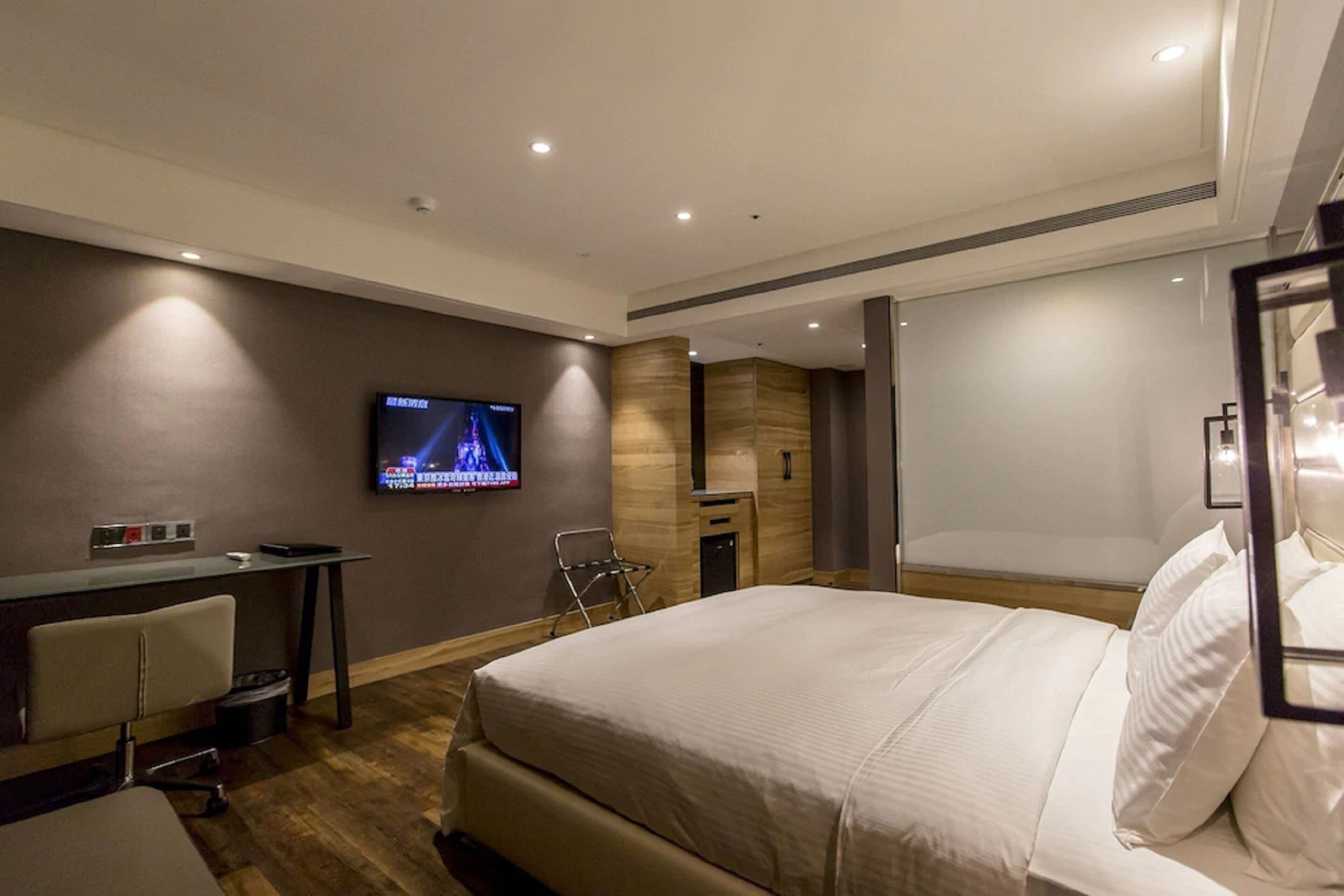 business double room | premium bedding, down duvets, individually decorated, desk