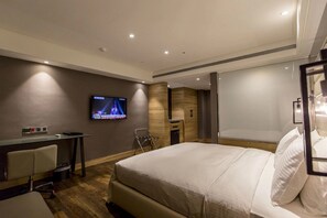 A modern hotel room with a large bed, a desk with a chair, a television mounted on the wall, and a mirror. - The Cloud Hotel Taichung (Taichung)