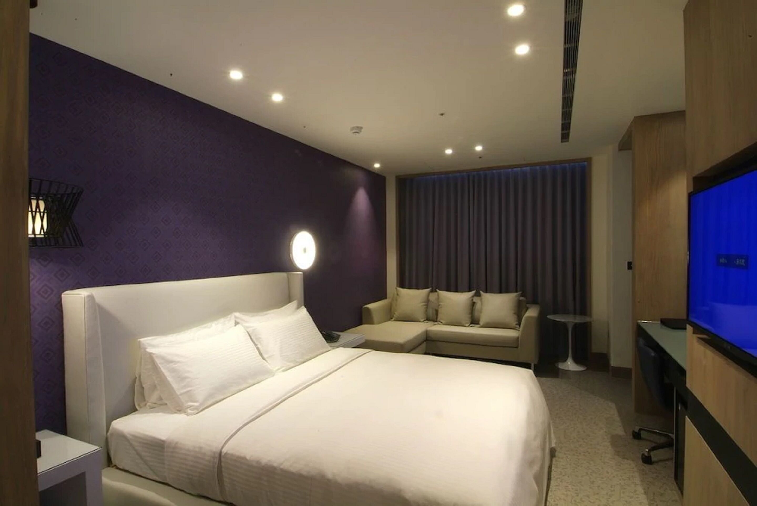 deluxe double room | premium bedding, down duvets, individually decorated, desk