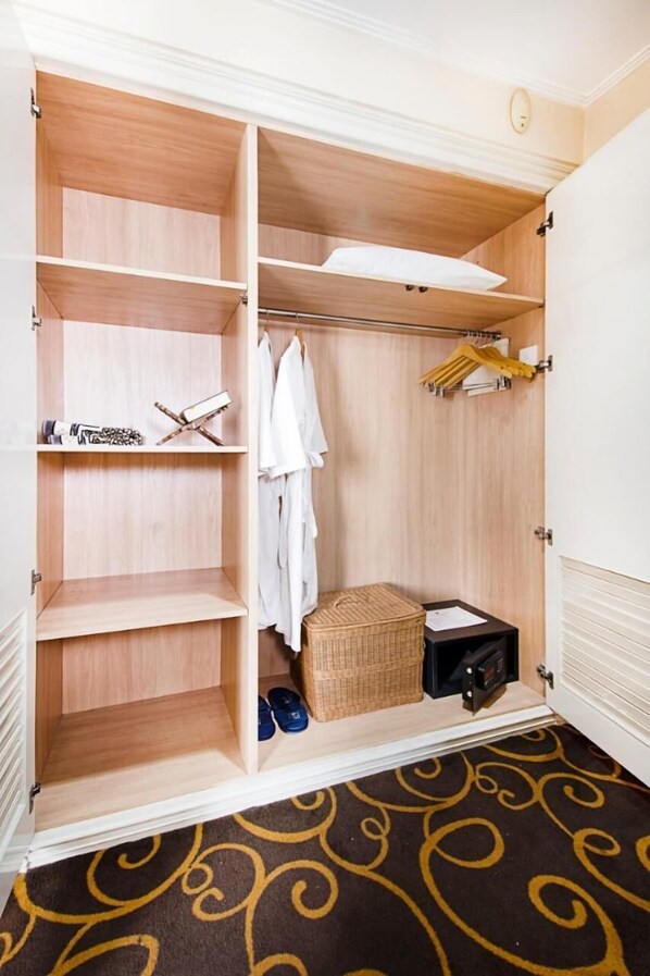 Minibar, in-room safe, desk, iron/ironing board - Blue Sky Pandurata Boutique Hotel (Jakarta)