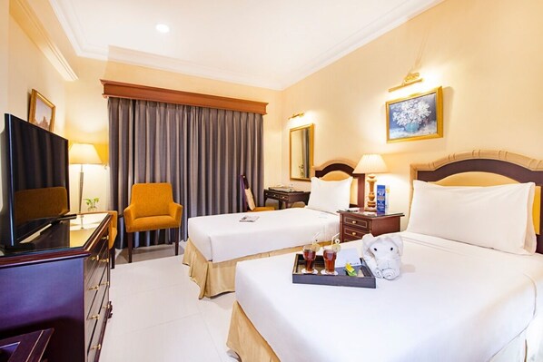 Minibar, in-room safe, desk, iron/ironing board - Blue Sky Pandurata Boutique Hotel (Jakarta)