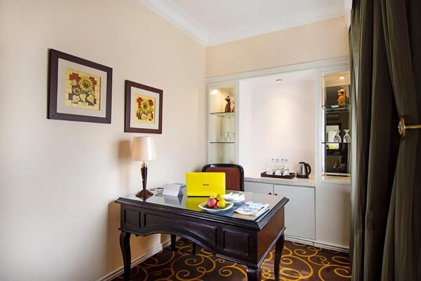 Minibar, in-room safe, desk, iron/ironing board - Blue Sky Pandurata Boutique Hotel (Jakarta)