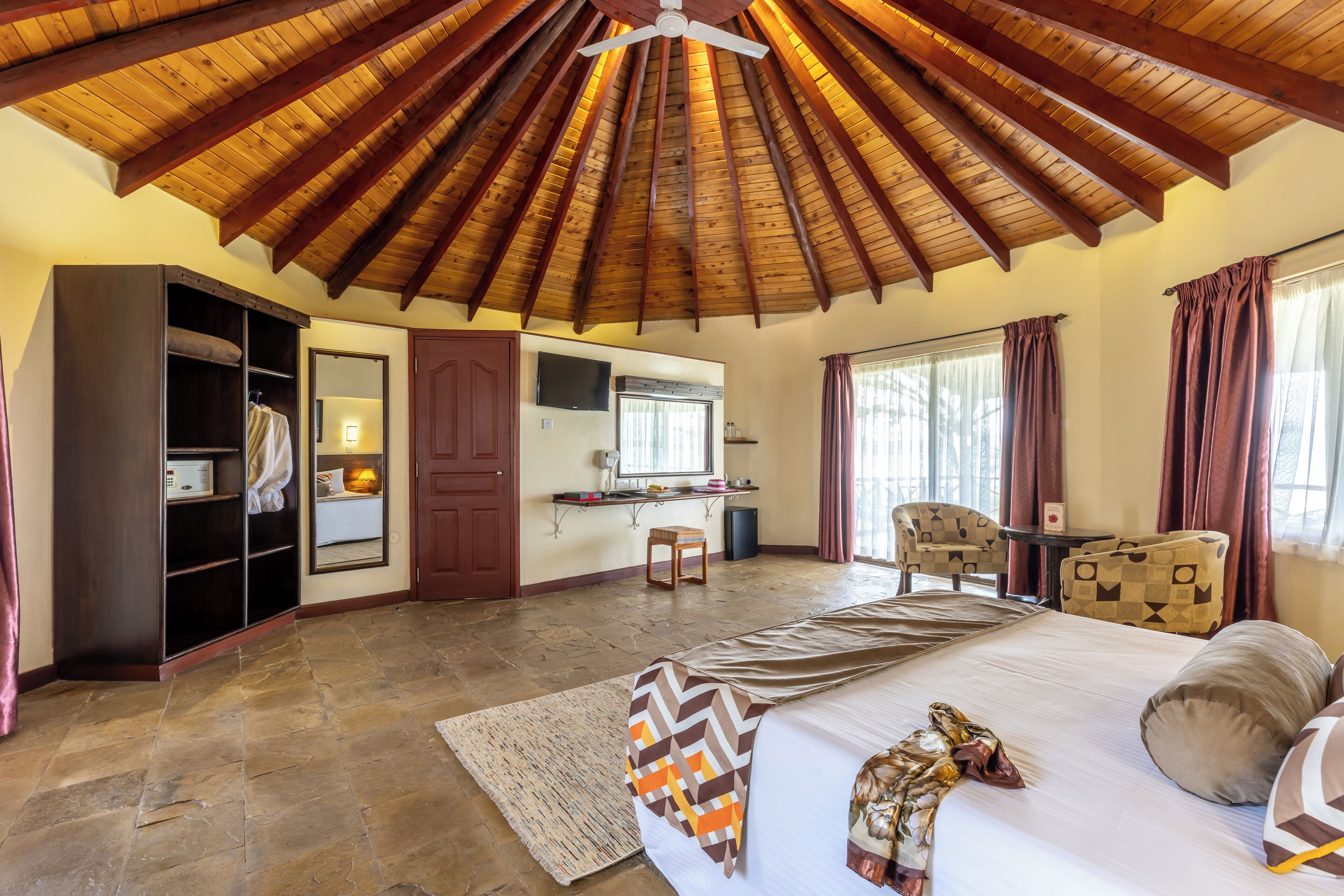 Coffres-forts dans les chambres, bureau, draps fournis