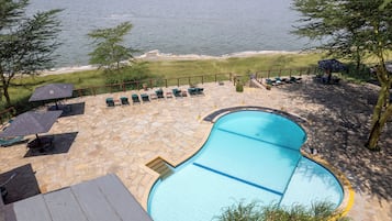 Una piscina al aire libre