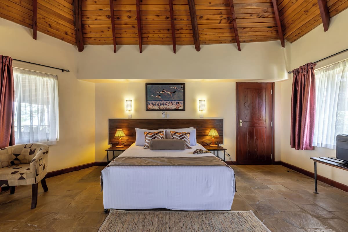 In-room safe, desk, bed sheets