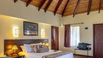 Caja de seguridad en la habitación, escritorio y ropa de cama