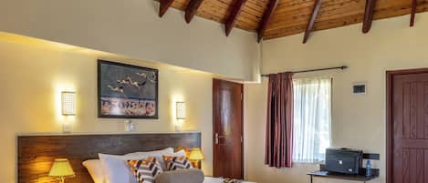 Tallelokero huoneessa, työpöytä, vuodevaatteet