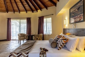 In-room safe, desk, bed sheets