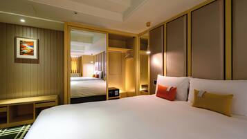 Down comforters, in-room safe, desk, free WiFi