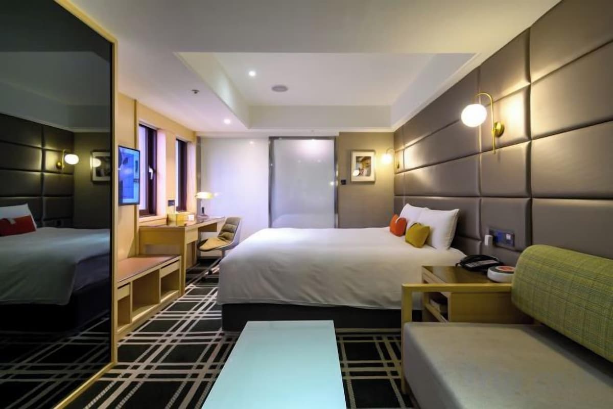 Down comforters, in-room safe, desk, WiFi (free)