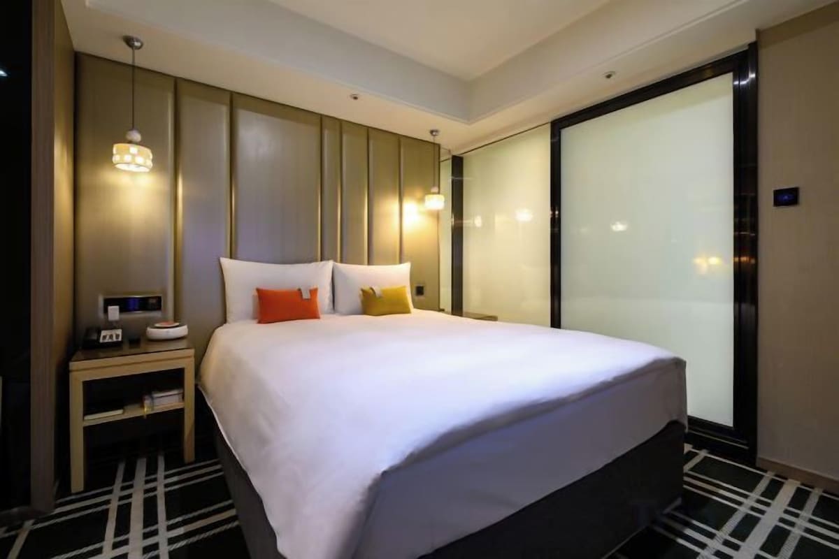 Down comforters, in-room safe, desk, WiFi (free)