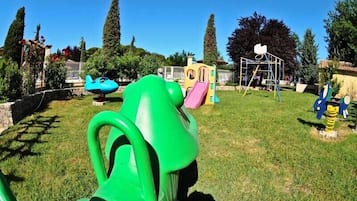 Zona de juegos infantil al aire libre
