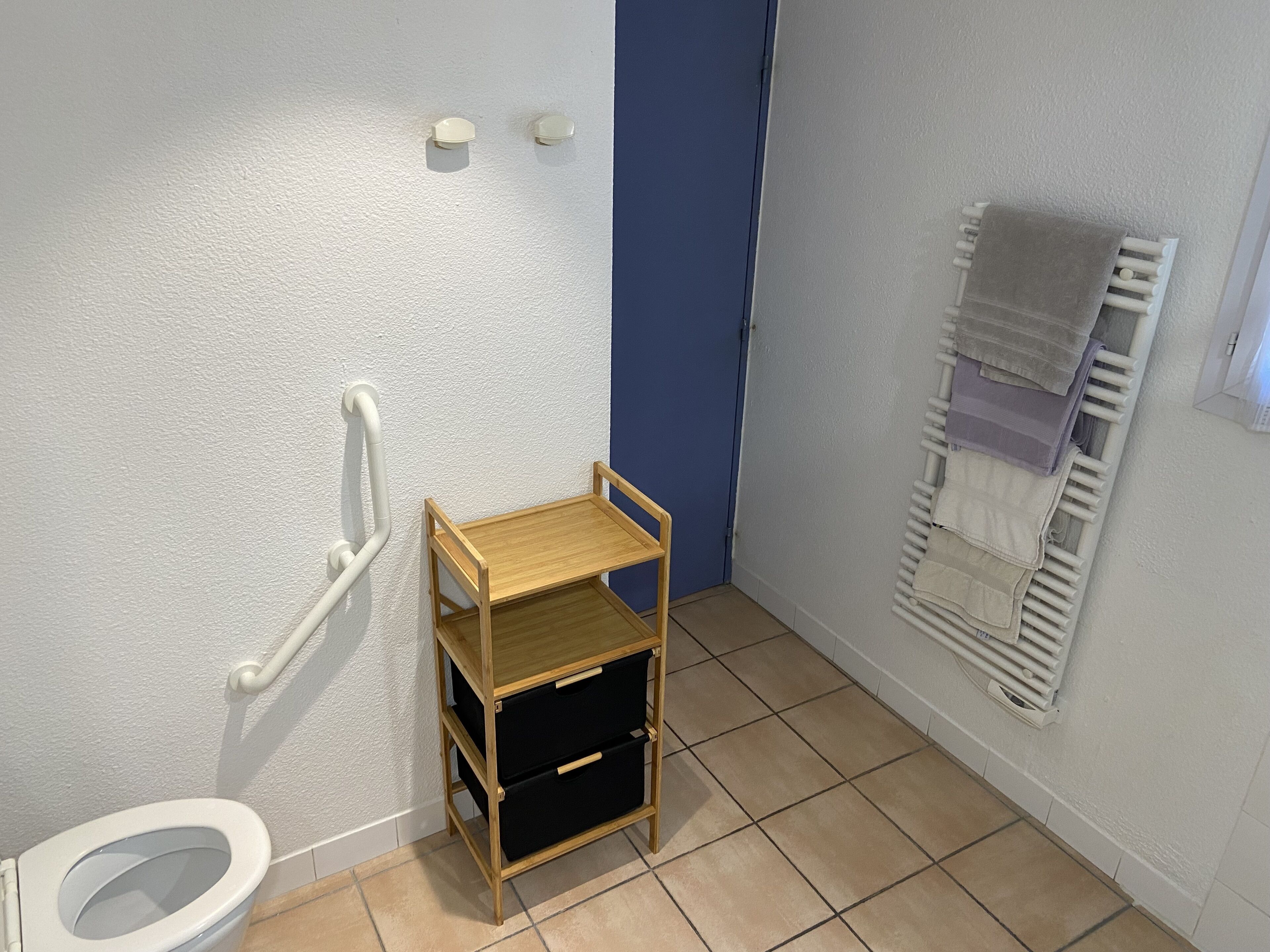 gîte duplex (6 personnes) type c mazet 21 | bathroom | hair dryer, towels