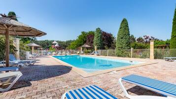 Außenpool, geöffnet von 09:00 Uhr bis 20:00 Uhr, Sonnenschirme