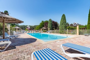 สระว่ายน้ำกลางแจ้ง เปิด 9:00 น. ถึง 20:00 น., ร่มริมสระว่ายน้ำ