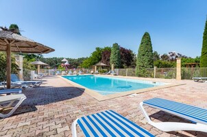 Una piscina al aire libre (de 09:00 a 20:00), sombrillas, tumbonas