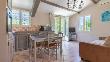 Comfort villa (Type D Villa N 51) | Woonruimte | Een 65-cm flatscreentelevisie met digitale zenders en televisie