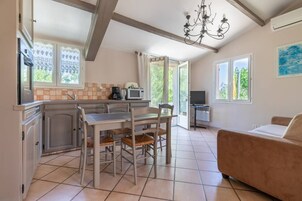 Villa Confort (Type D Villa N 51) | Zona de estar | Televisión de pantalla plana de 65 cm con canales digitales