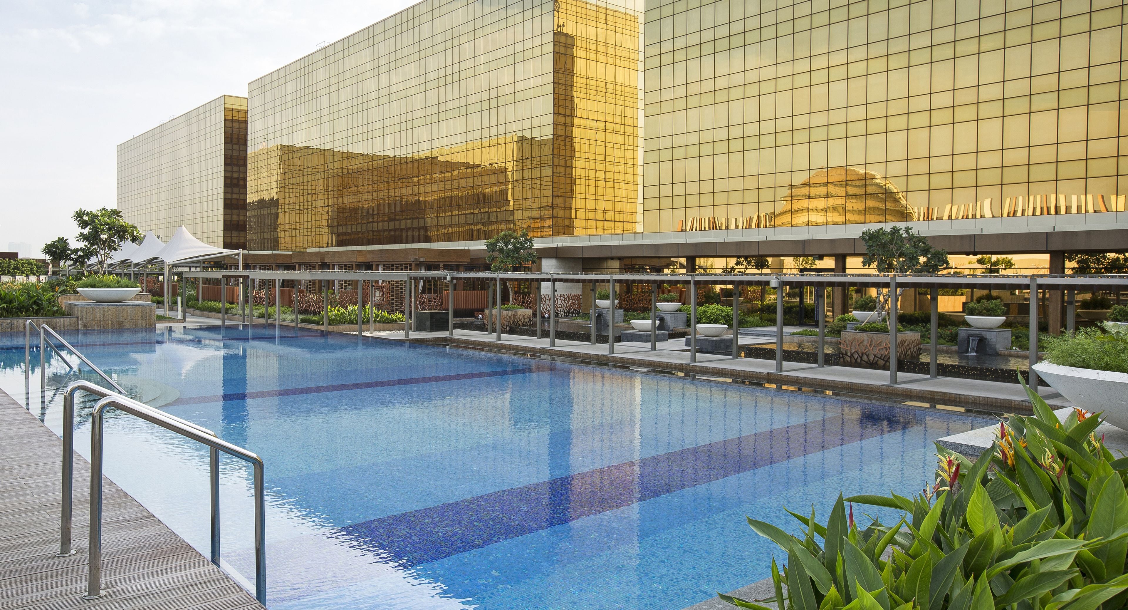 Kolam renang terbuka, kerusi lepak pantai 