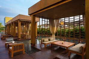 6 restaurants, breakfast, dinner served; Japanese cuisine 