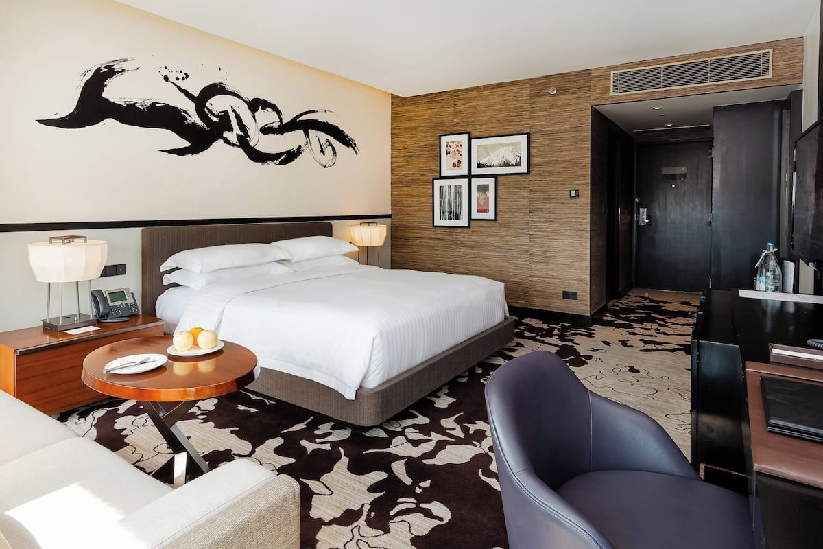 Ropa de cama de alta calidad y minibar con artículos gratuitos