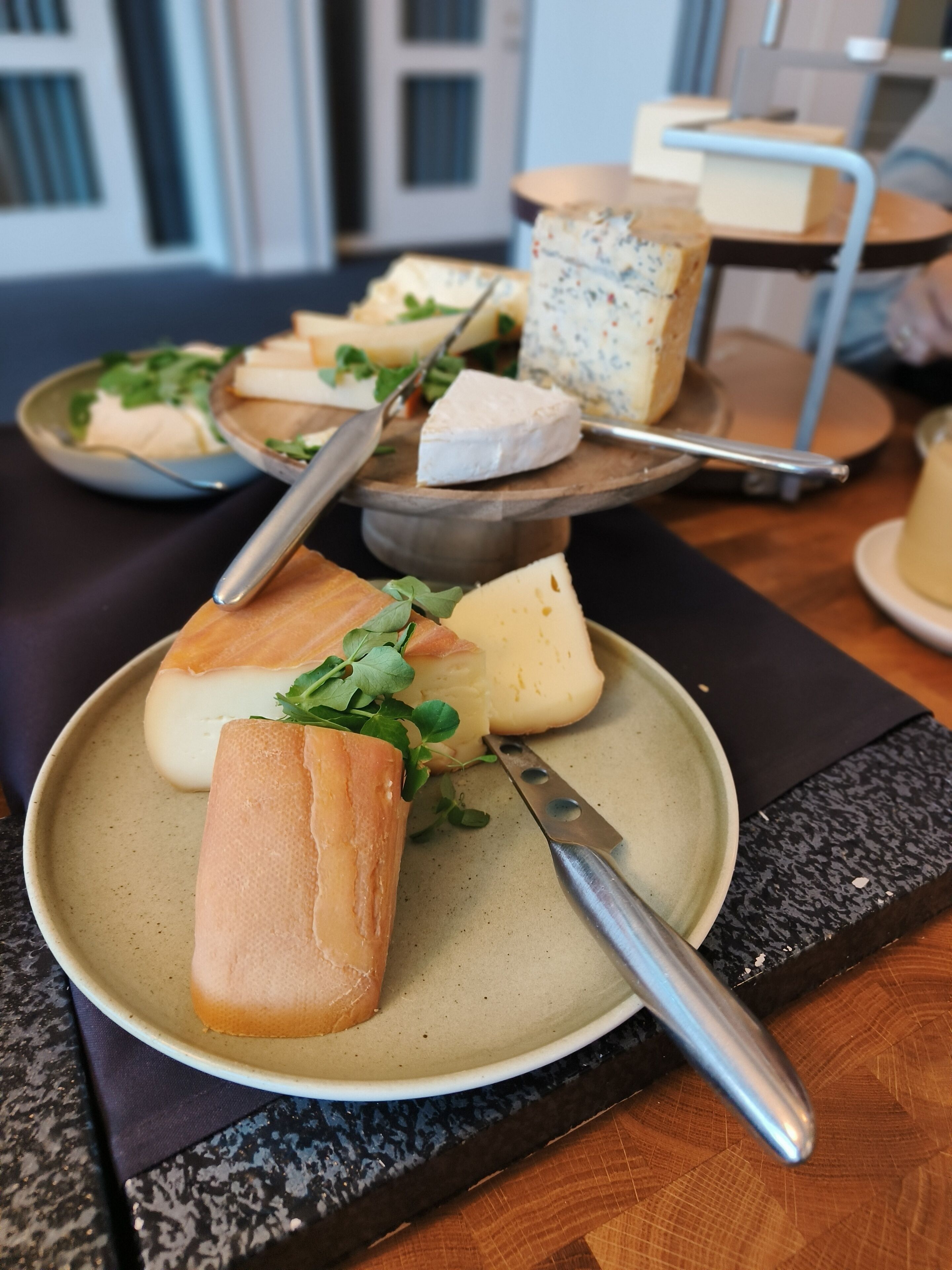 Ein Teller mit Käse und Brot auf einem Tisch.