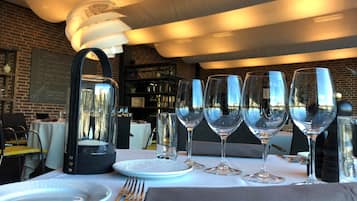 2 restaurantes, se sirven comidas, cenas y cocina francesa