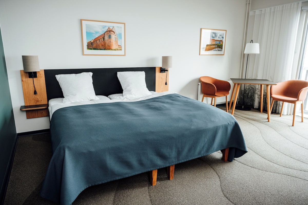 Hypo-allergenic bedding available, desk, blackout drapes, WiFi (free)