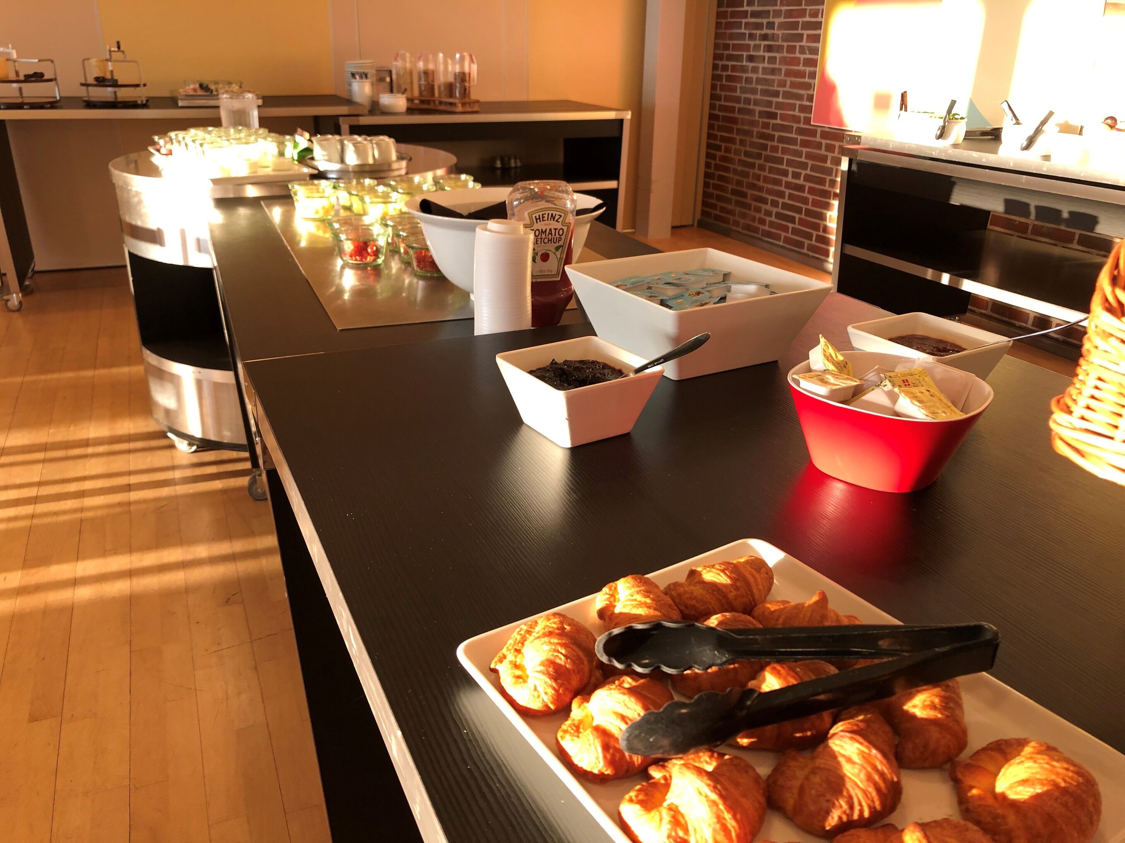 Un bufé de desayuno con distintos alimentos y acompañamientos.